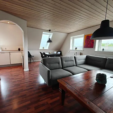 Schönes Haus Mit 165 M², Aufgeteilt In 2wohnungen